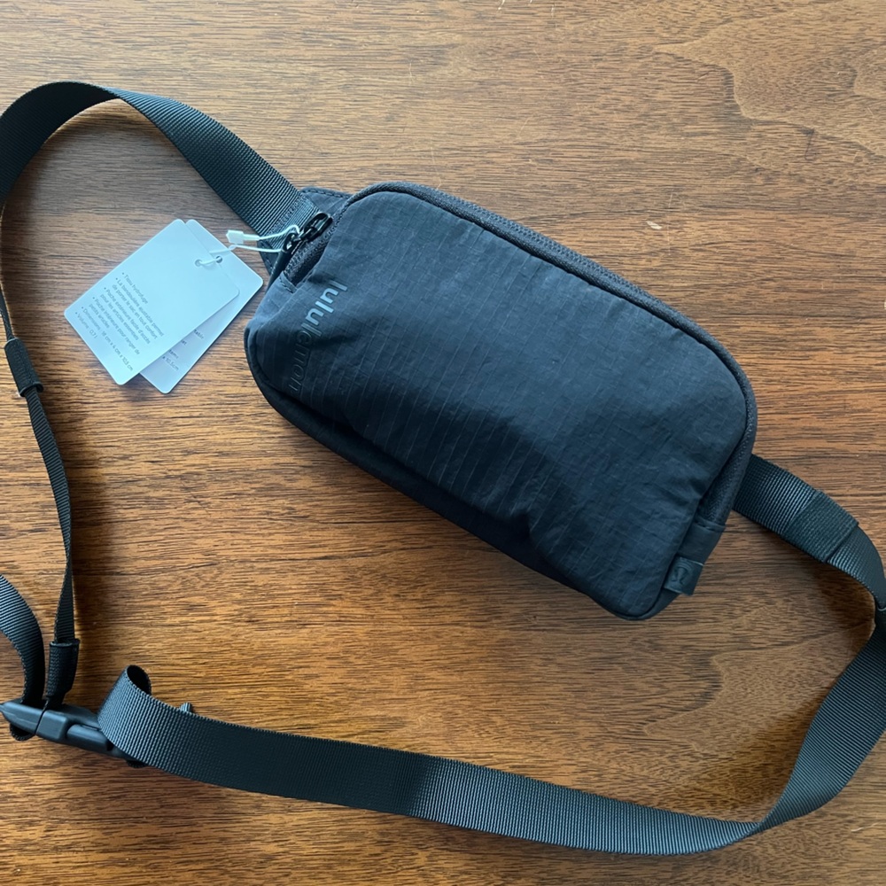 NWT LULULEMON MINI BELT BAG